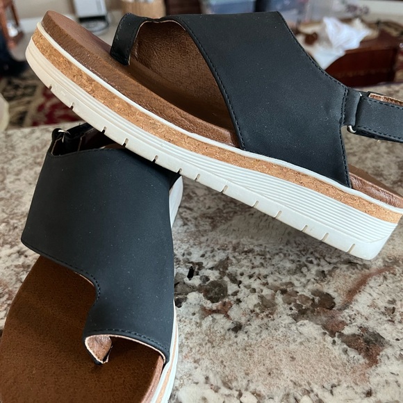 Women’s Adrienne Vittadini Black and Brown Sandals 8.5M - Picture 5 of 5